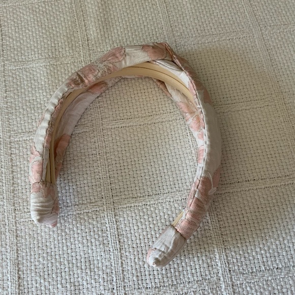 AUTUMN ADEIGBO
Brocade Headband
AUTUMN ADEIGBO - Picture 10 of 12